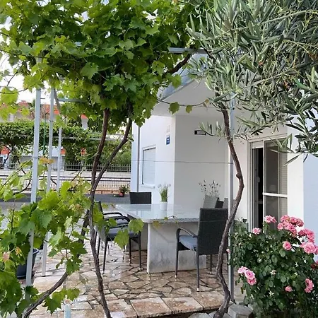 Tea - Parking And Grill, 100 M From Sea