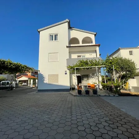Tea - Parking And Grill, 100 M From Sea דירה רוגוזניצה