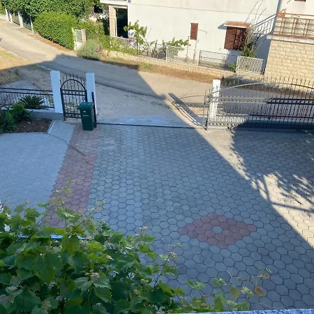 Tea - Parking And Grill, 100 M From Sea